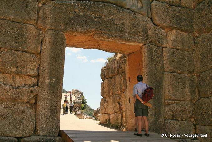 El dintel colosal de la Puerta de los Leones, Micenas - Grecia