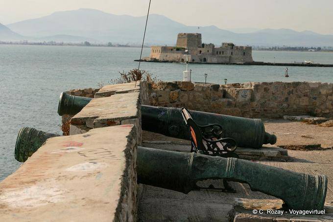 Armas en el bastión de los cinco hermanos, Nafplion - Grecia