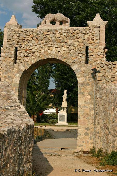 Continental Gateway con león tallado Nafplion - Grecia