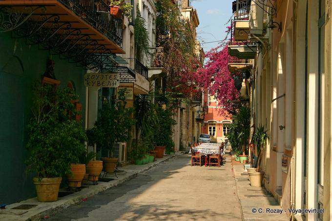 Nafplio, mesas de restaurante en una calle - Grecia