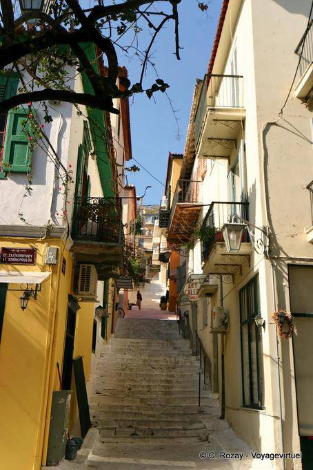Escaleras de un traboule locales, Nafplion - Grecia