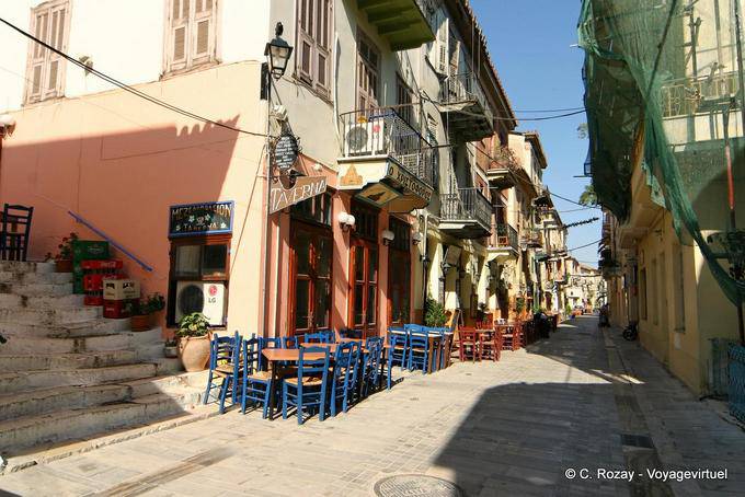 Tavern en la esquina de Staikopoulou, Nafplion - Grecia
