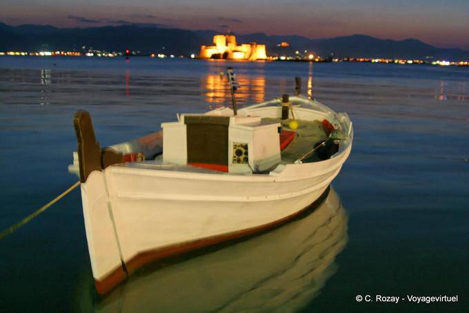 Barco en el Golfo Argólico Nafplion - Grecia