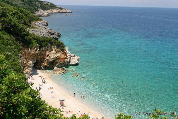 Pequeña playa entre las rocas, Milopotamos Pelión - Grecia