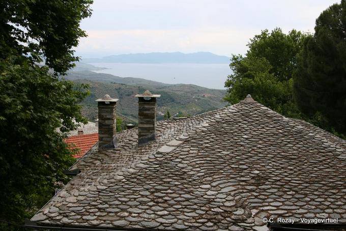Tejado de pizarra y chimenea típica, Milies, Pelión - Grecia
