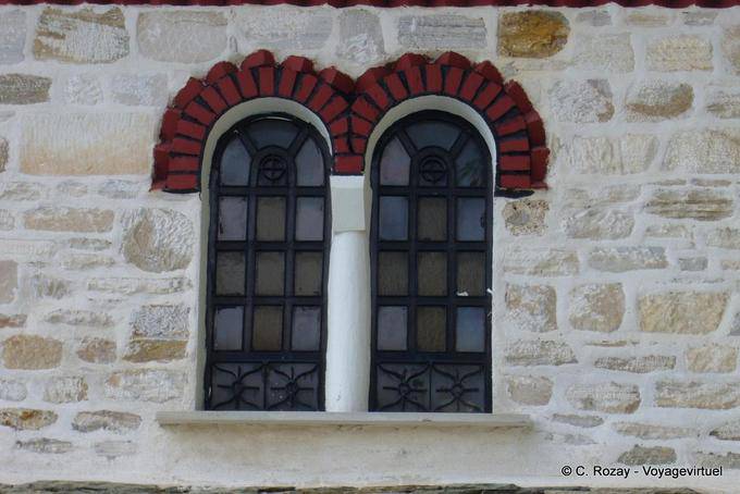 Decoraciones de la pared de piedra y ventanas, Pinakates, Pelión - Grecia