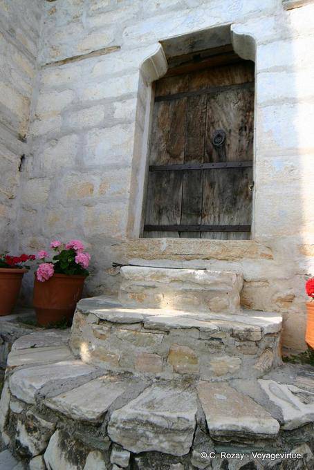 Escalera y entrada antigua, Pinakates, Pelión - Grecia