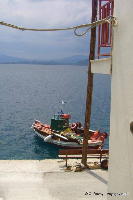 Barco de pesca atracado, Trikeri, Agia Kyriaki - Grecia