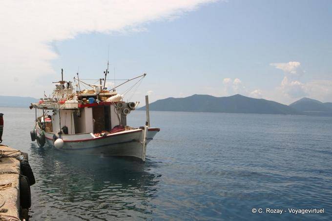 El retorno del barco de pesca, Trikeri, Agia Kyriaki - Grecia