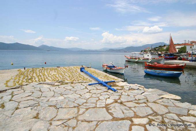 El secado de las redes frente al Golfo, Agia Kyriaki - Grecia