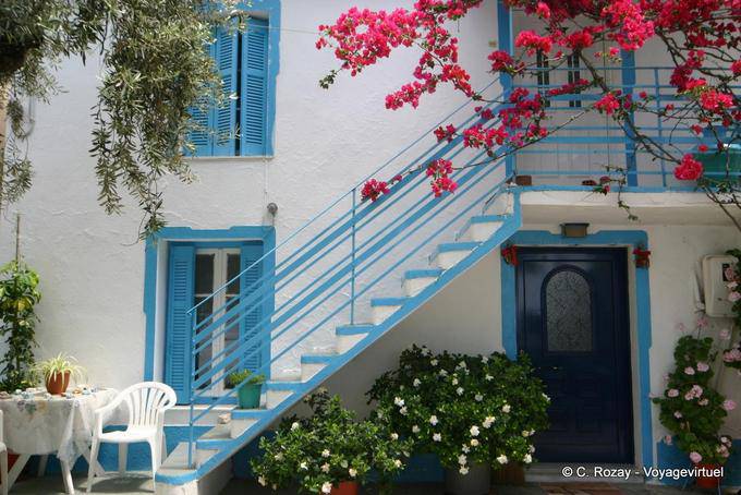Escalera con buganvillas, Agia Kyriaki - Grecia