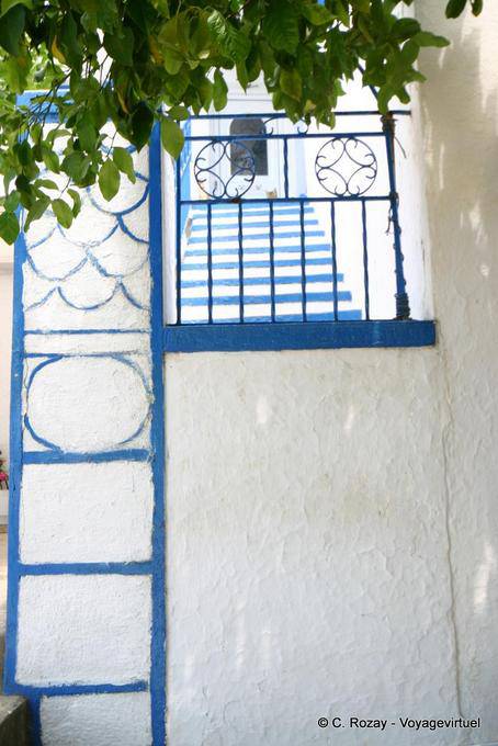 Pared, puerta y la escalera en Agia Kyriaki - Grecia