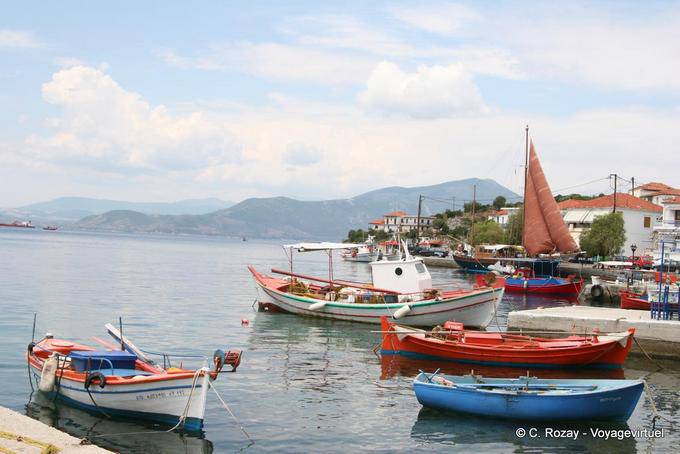 Barcos coloridos del puerto, Trikeri, Agia Kyriaki - Grecia