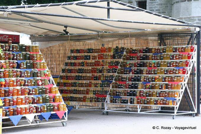 Conservas y mermeladas en colorido puesto Vyzitsa, Pelión - Grecia