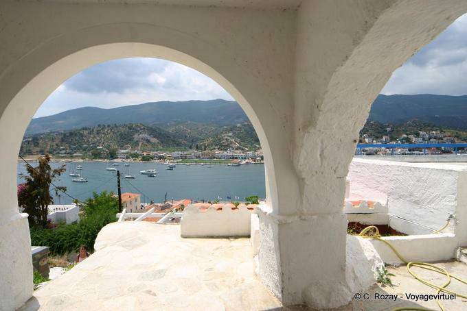 Vista de los arcos en la parte superior de la ciudad, Poros - Grecia