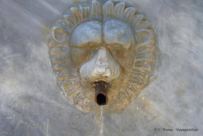 Detalle de la fuente al monasterio Pigi Zoodochou, Poros - Grecia