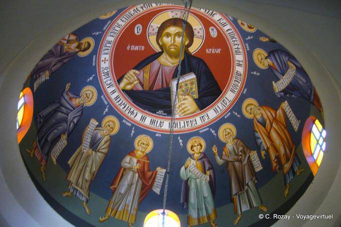 Cúpula pintó la capilla del monasterio exterior Pigi Zoodochou, Poros - Grecia