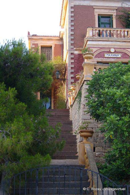 Escaleras a la típica casa rosa neoclásico Poros - Grecia
