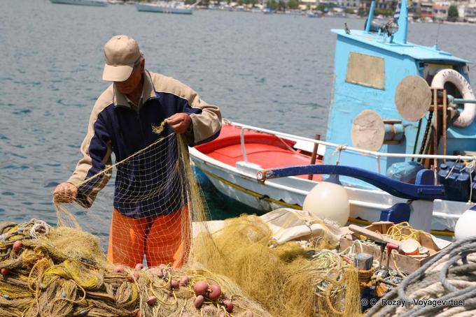 Red del pescador y la pesca en el puerto, Poros - Grecia