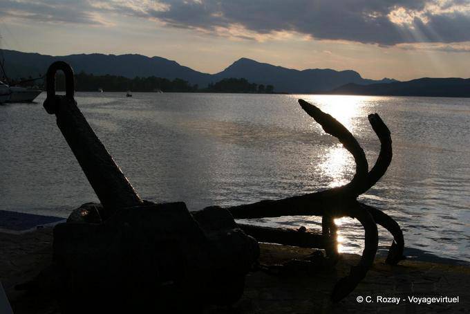 Anchor Bay y reflexión solar, Poros - Grecia