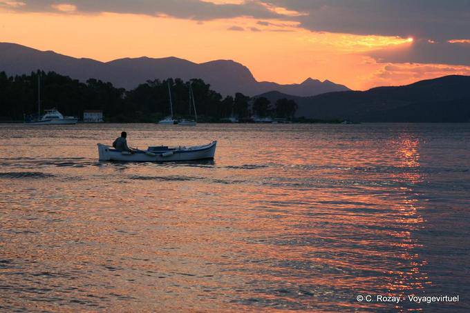 Barco de pesca en la luz del atardecer, Poros - Grecia