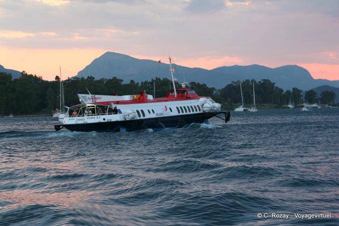 Flying Dolphin en las olas, Poros - Grecia