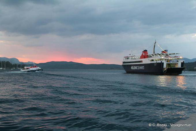 Llegada de los delfines y el ferry, Poros - Grecia