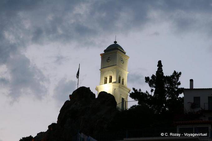 La torre vista nocturna del reloj, Poros - Grecia