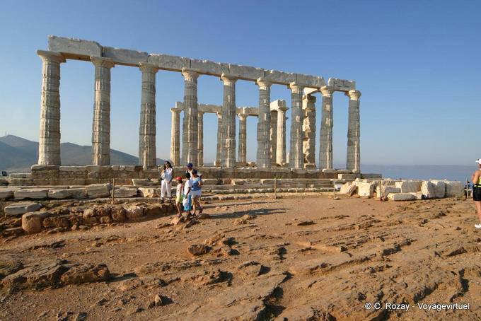 El Templo de Poseidón con vistas al mar a unos 60 metros, Sunión - Grecia