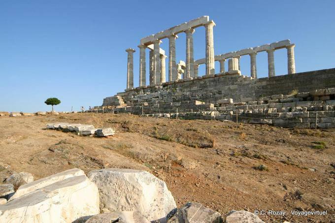 Cerca de las ruinas del templo de Poseidón construido en 440 aC, - Grecia