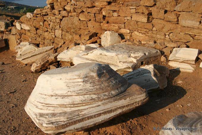Columna dórica permanece a los pies del templo de Poseidón, Sunión - Grecia
