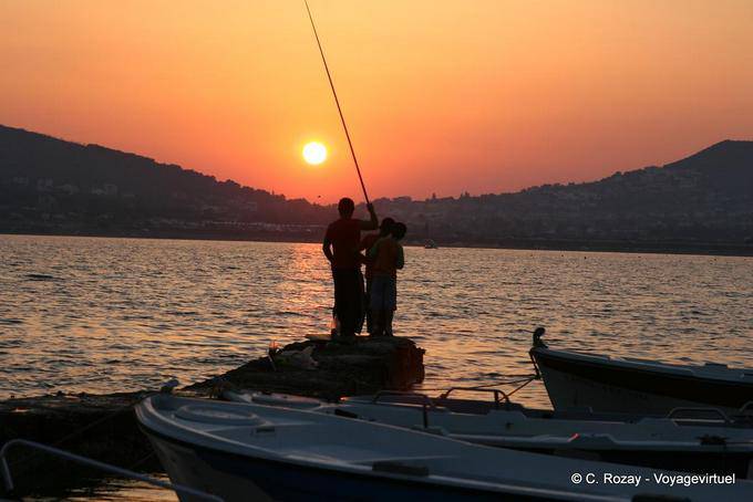 Pescadores en la puesta del sol, Sounion, Attica - Grecia