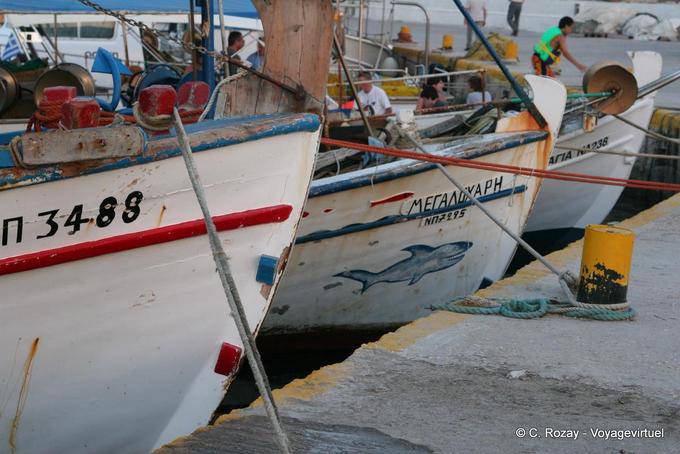Barco se inclina en el puerto de Sounion - Grecia
