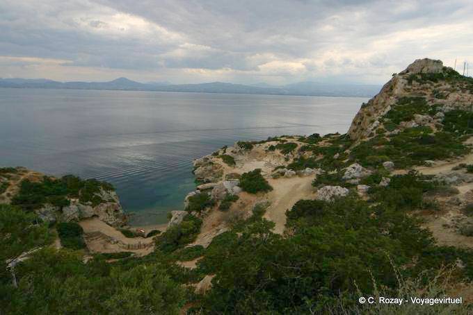 La costa del Peloponeso y el Golfo de Corinto visto desde la parte superior de la Hereo de Perachora - Grecia