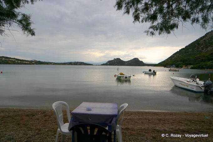 Luz en el borde de Limni Vouliagmenis (Loutraki Agii Theodori) - Grecia