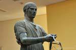 Cochero llevando las riendas, Museo Arqueológico de Delfos, Grecia.