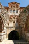La entrada a la cripta Aghia Varvara, Hosios Loukas, Grecia.