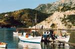 Barcos en el pequeño puerto de Sampatiki, Grecia.