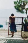 Hombre pensativo frente al mar, Sampatiki, Grecia.