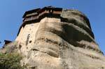 Monasterio de Agios Nikolaos Anapafsas visto desde la parte inferior de un promontorio, Meteora, Grecia.