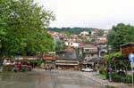 Plaza central en la lluvia, Metsovo, Grecia.