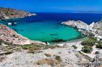 Milos, Firopotamos, panorama de la bahía, la playa y el pueblo de pescadores, Grecia.