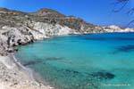 Las cristalinas aguas al oeste de Mandrakia Milos, Grecia.