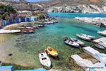 Mandrakia, con vistas al puerto y cobertizos en la roca, Milos, Grecia.