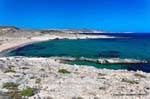 Playa de arena rosa, vistas a Mytakas Milos, Grecia.