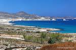 Panorama hacia Sarakikiko desde Mytakas Milos, Grecia.