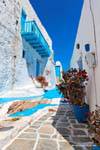 Milos, Plaka, típico callejón y azul balcón, Grecia.