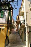 Escaleras de un traboule locales, Nafplion, Grecia.