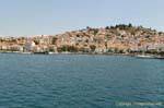 Panorama de llegar con el ferry, Poros, Grecia.