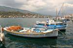 Los barcos de pesca a Galatas, Poros, Grecia.